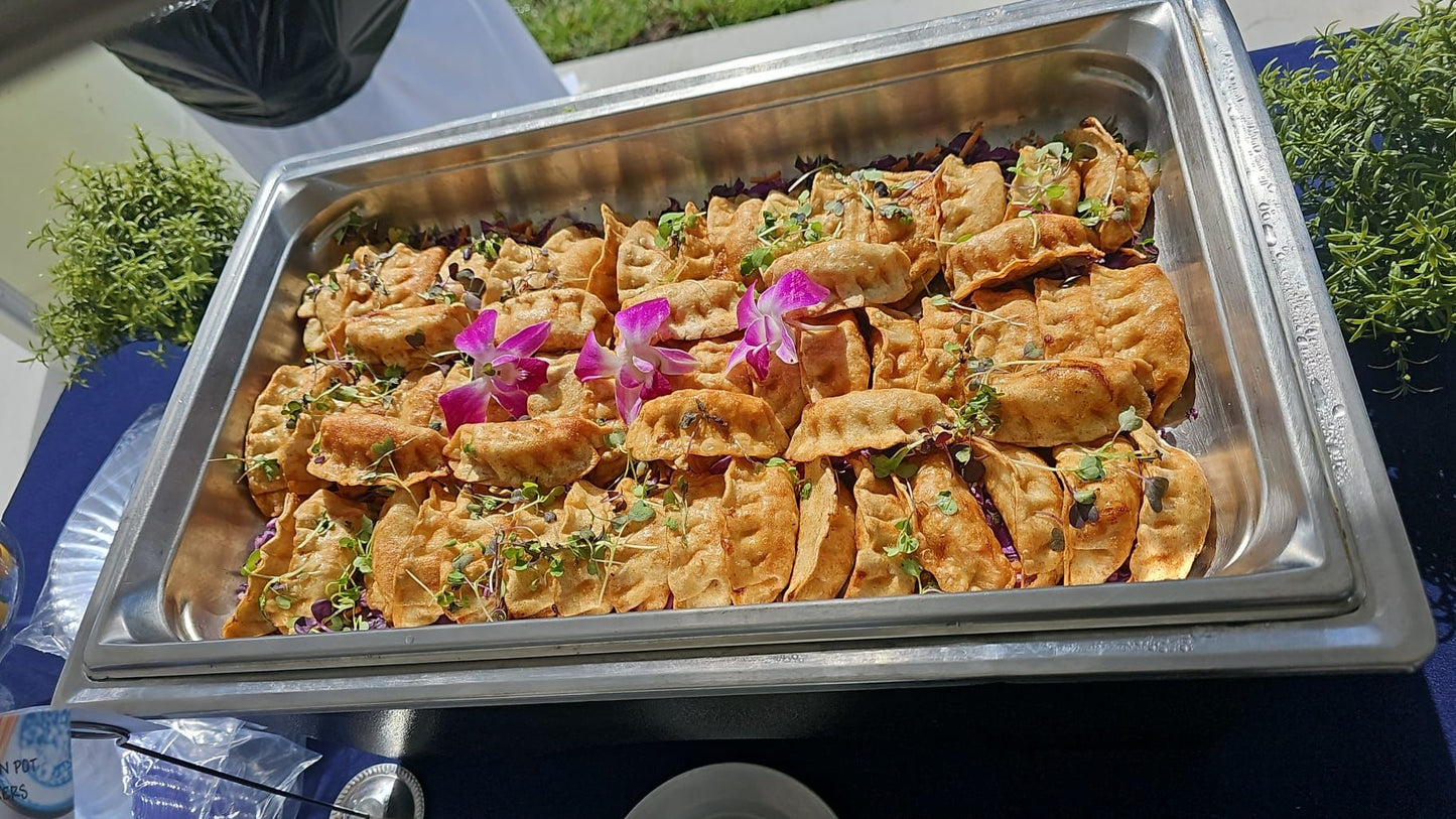 Dumplings fritos con microgreens