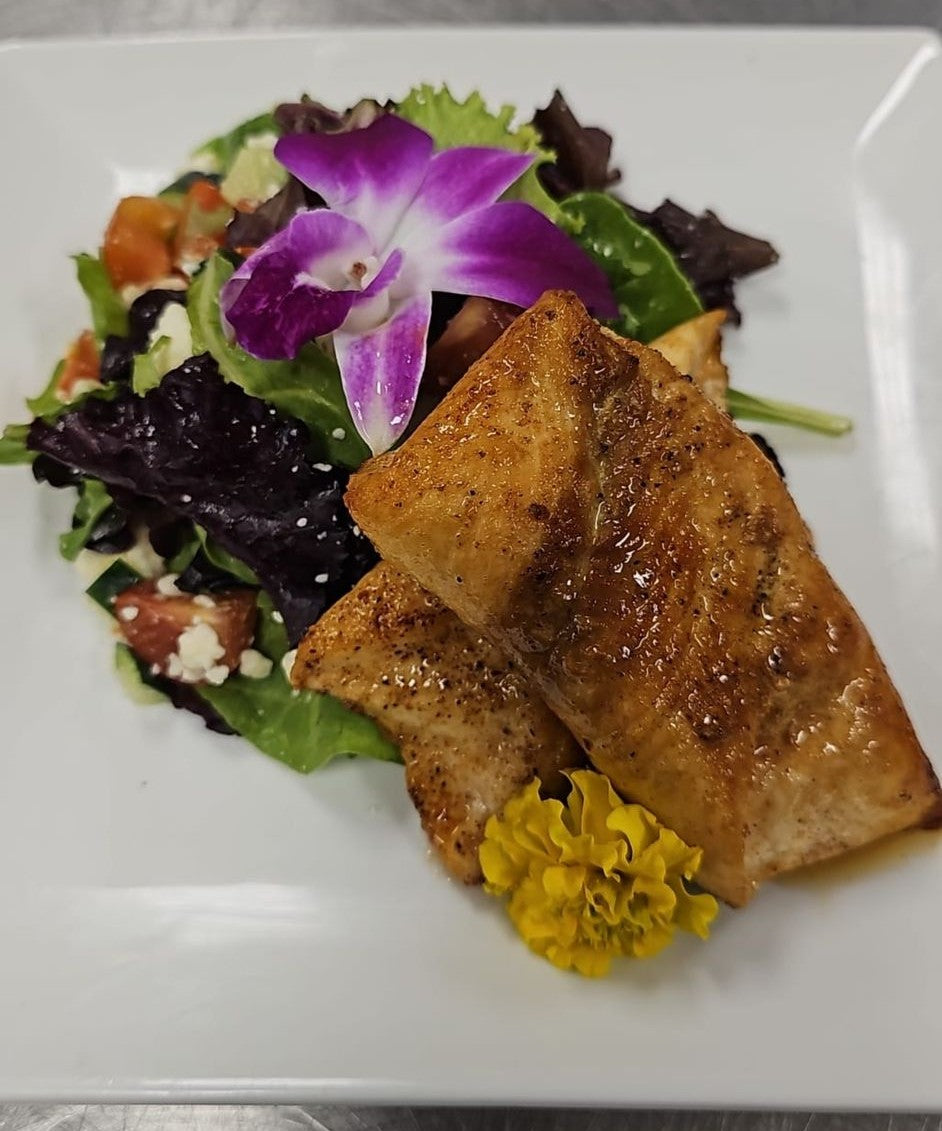 Filete de pescado a la parrilla con ensalada fresca